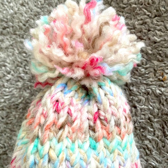 Handmade child’s knitted hat with pompom. - Picture 3 of 6